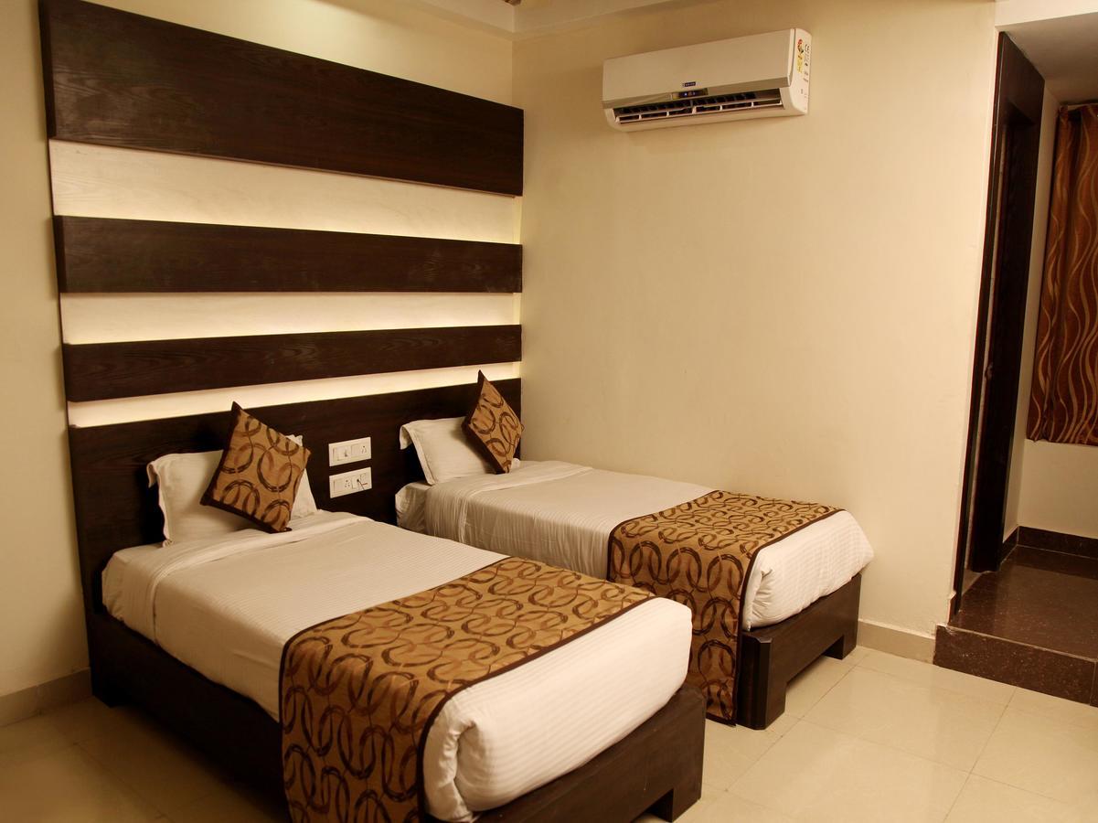 Oyo 905 Galaxy View Hotel Prayagraj Esterno foto